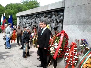 Ветераны войны и много граждан приподнесли венки и цветы перед Русским памятнико