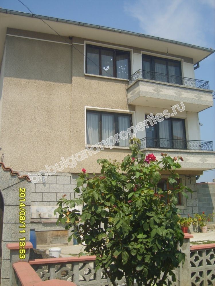 Трехэтажный обставленный дом на продажу в городе на берегу моря