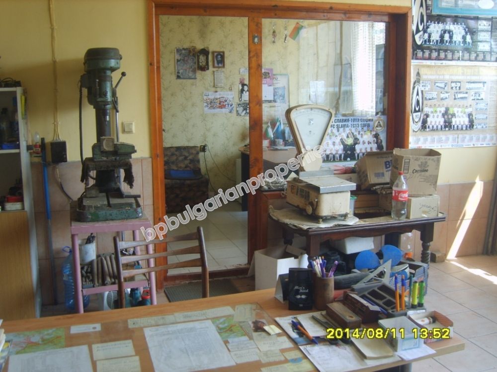 Трехэтажный обставленный дом на продажу в городе на берегу моря