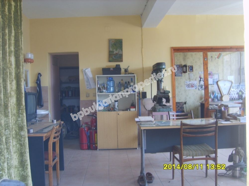 Трехэтажный обставленный дом на продажу в городе на берегу моря