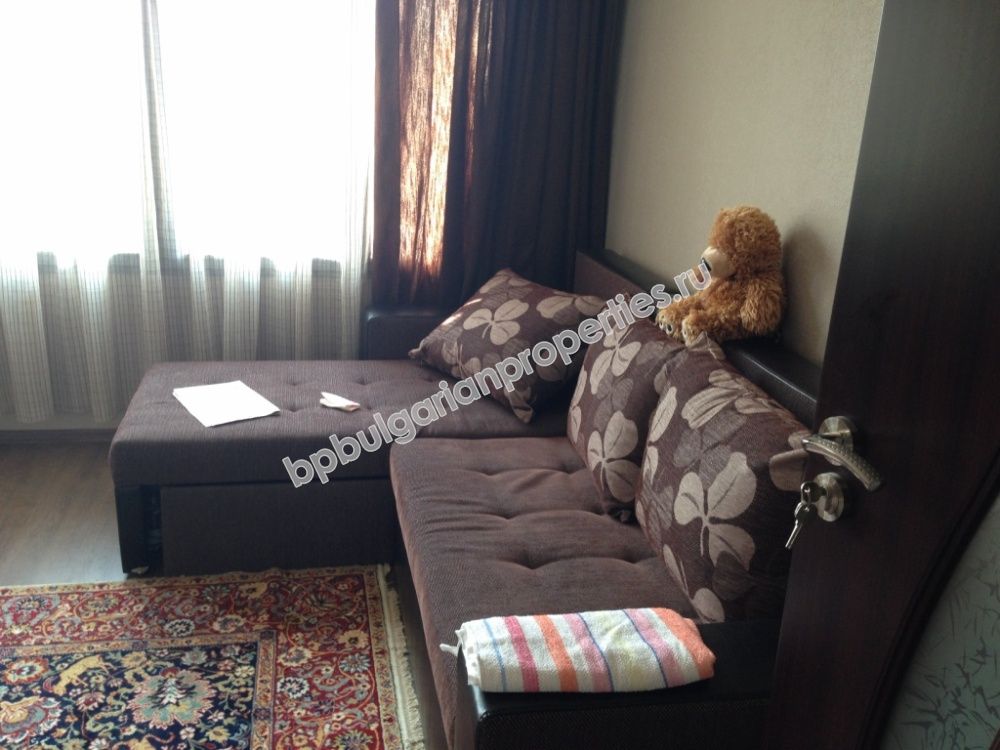 Трехэтажный обставленный дом на продажу в городе на берегу моря