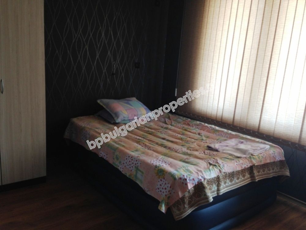 Трехэтажный обставленный дом на продажу в городе на берегу моря