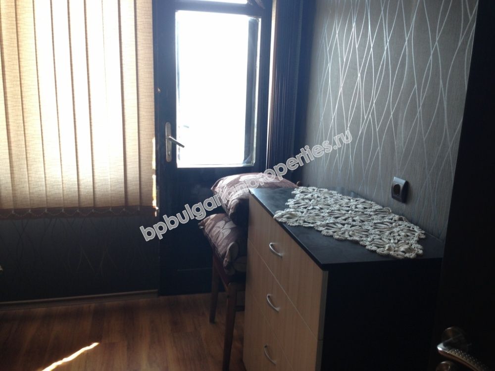 Трехэтажный обставленный дом на продажу в городе на берегу моря