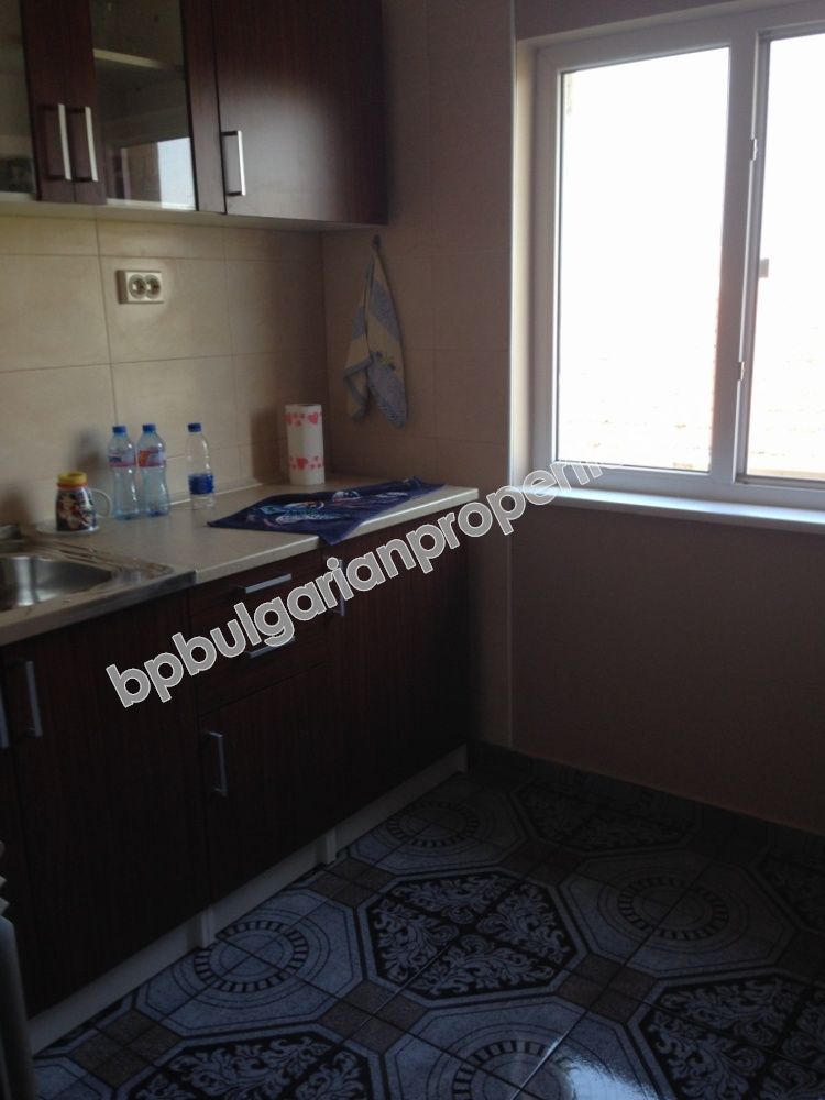 Трехэтажный обставленный дом на продажу в городе на берегу моря