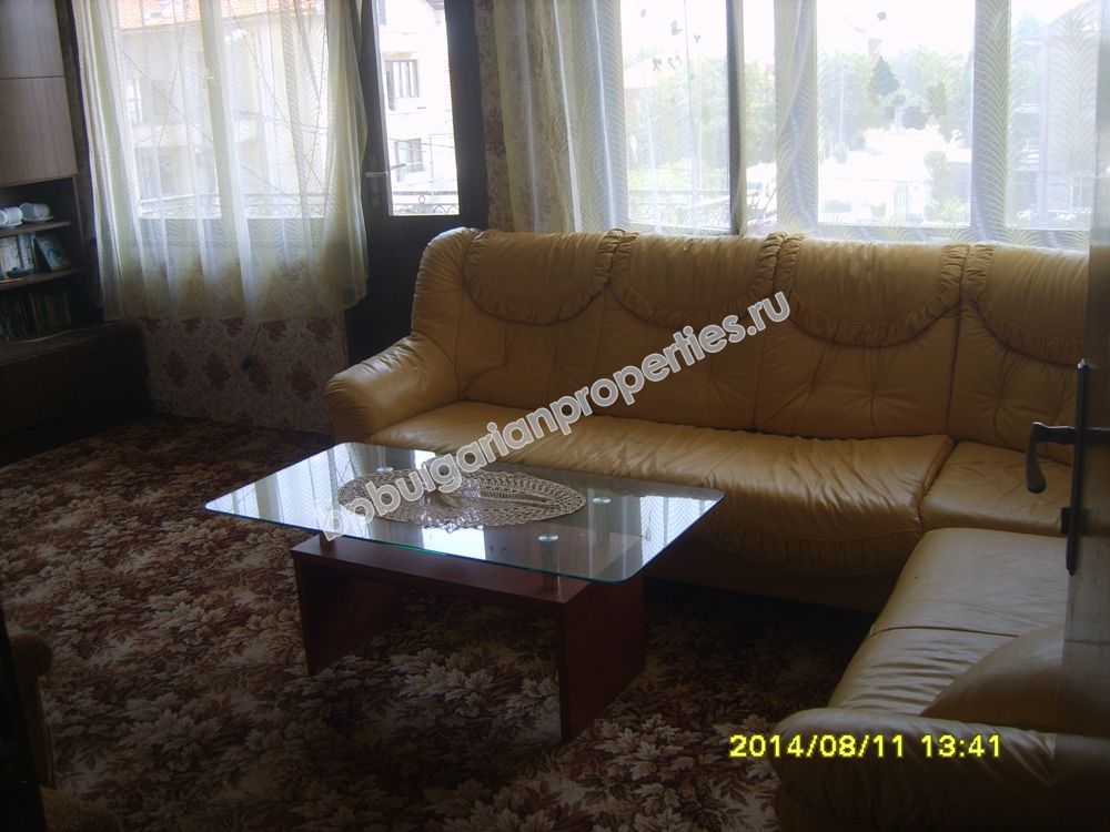 Трехэтажный обставленный дом на продажу в городе на берегу моря