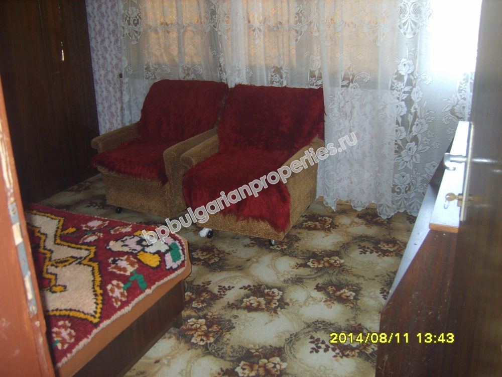 Трехэтажный обставленный дом на продажу в городе на берегу моря