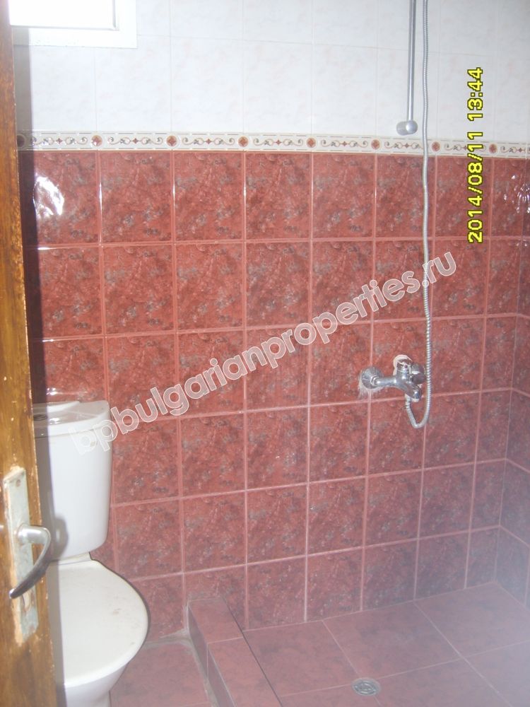 Трехэтажный обставленный дом на продажу в городе на берегу моря