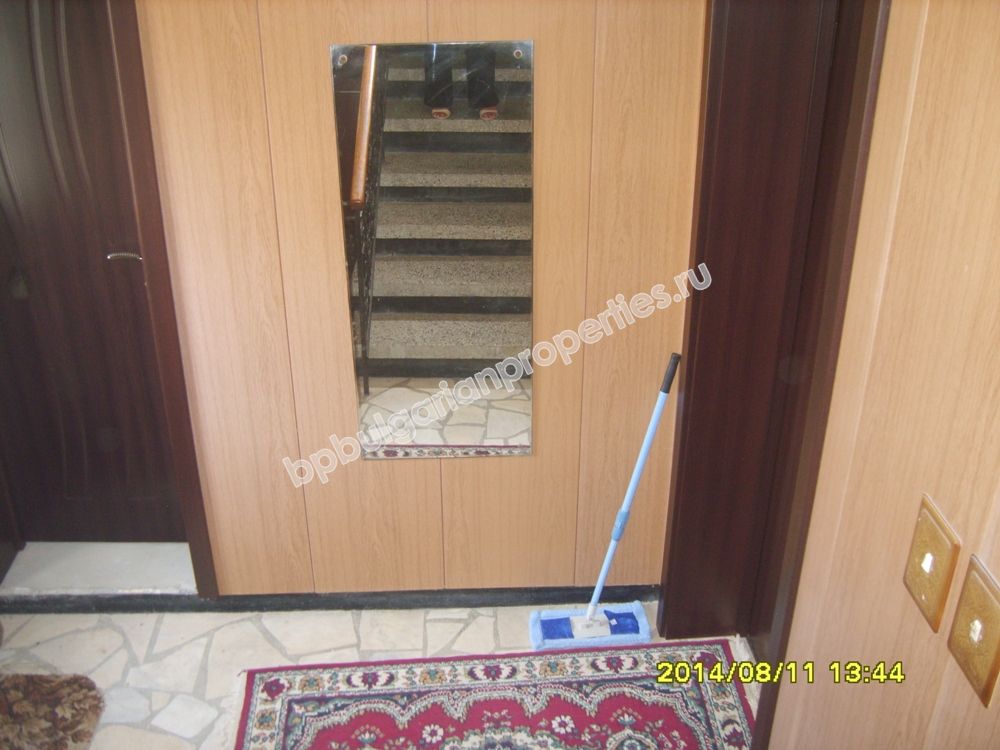 Трехэтажный обставленный дом на продажу в городе на берегу моря