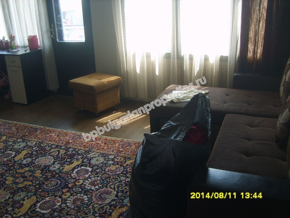 Трехэтажный обставленный дом на продажу в городе на берегу моря