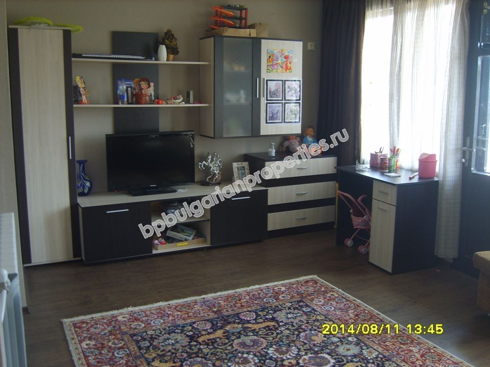 Трехэтажный обставленный дом на продажу в городе на берегу моря