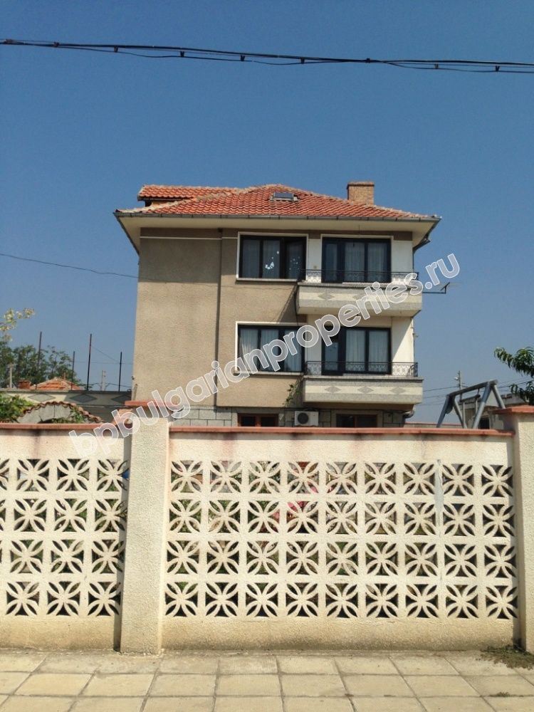 Трехэтажный обставленный дом на продажу в городе на берегу моря