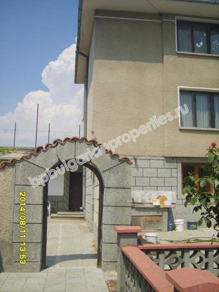 Трехэтажный обставленный дом на продажу в городе на берегу моря