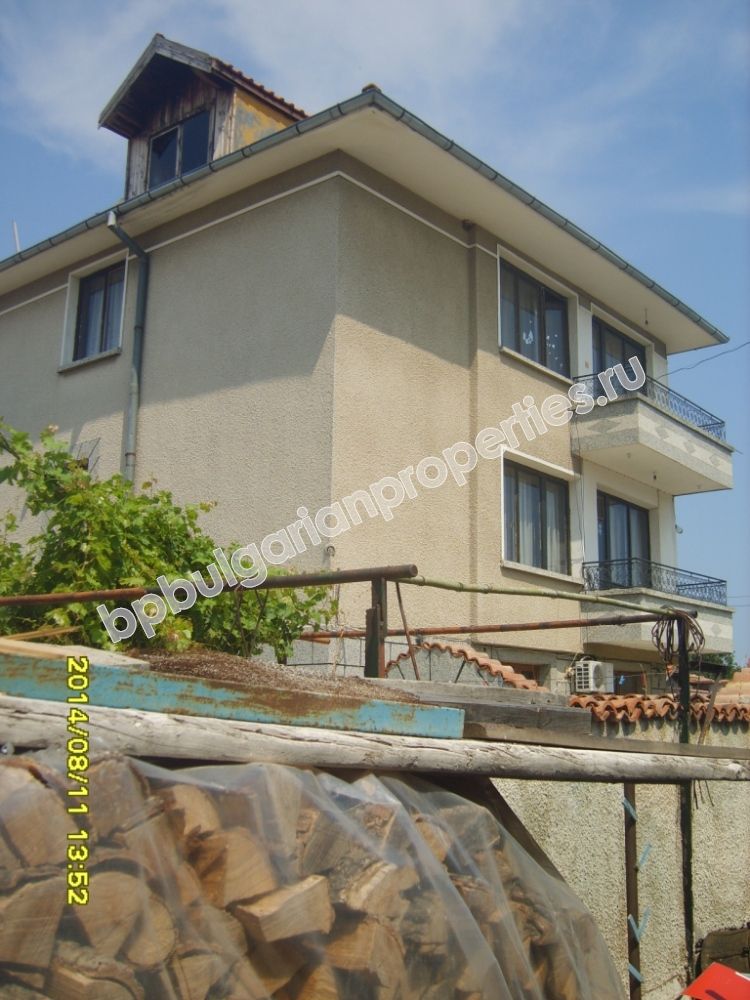 Трехэтажный обставленный дом на продажу в городе на берегу моря