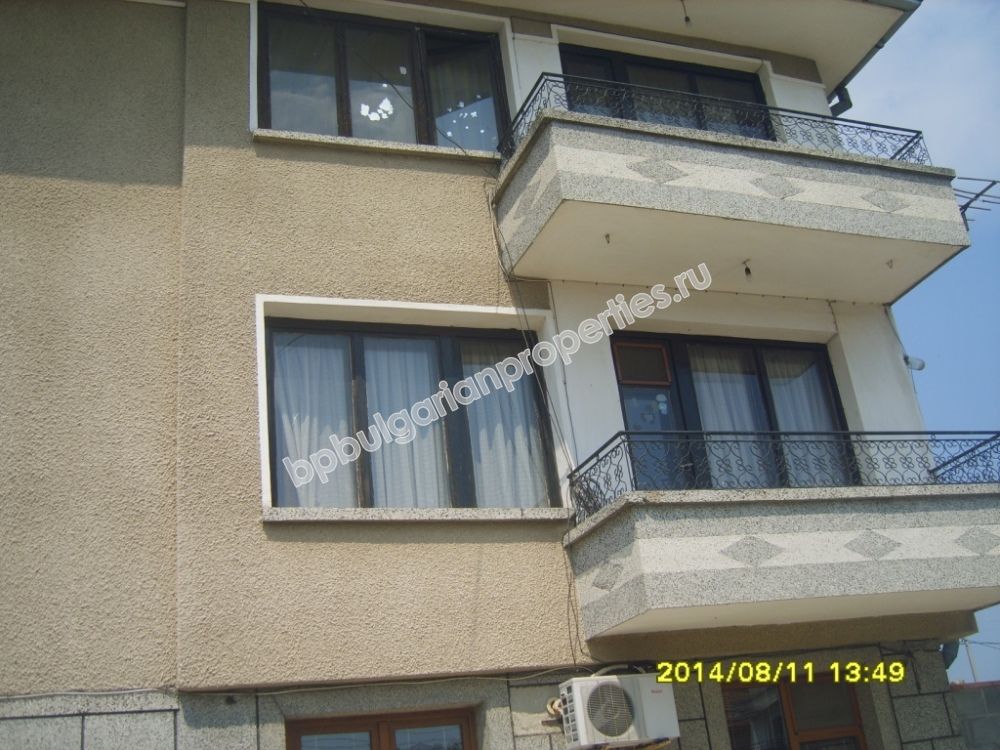 Трехэтажный обставленный дом на продажу в городе на берегу моря