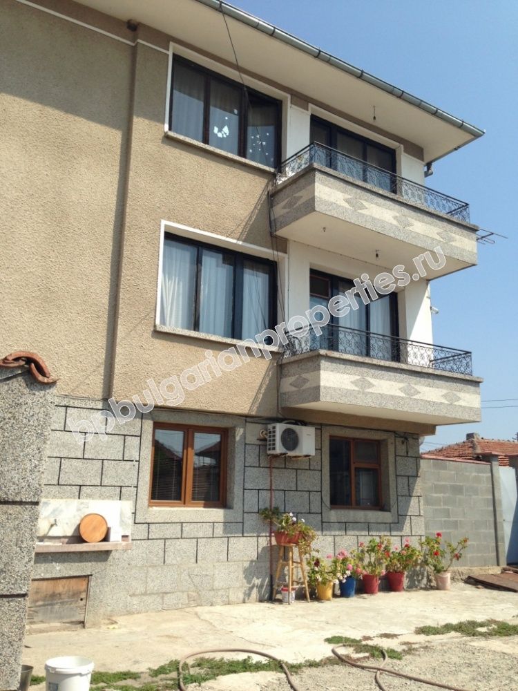 Трехэтажный обставленный дом на продажу в городе на берегу моря