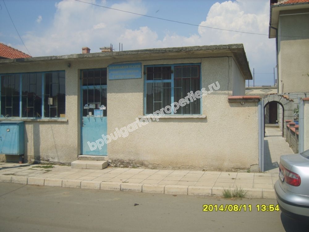 Трехэтажный обставленный дом на продажу в городе на берегу моря