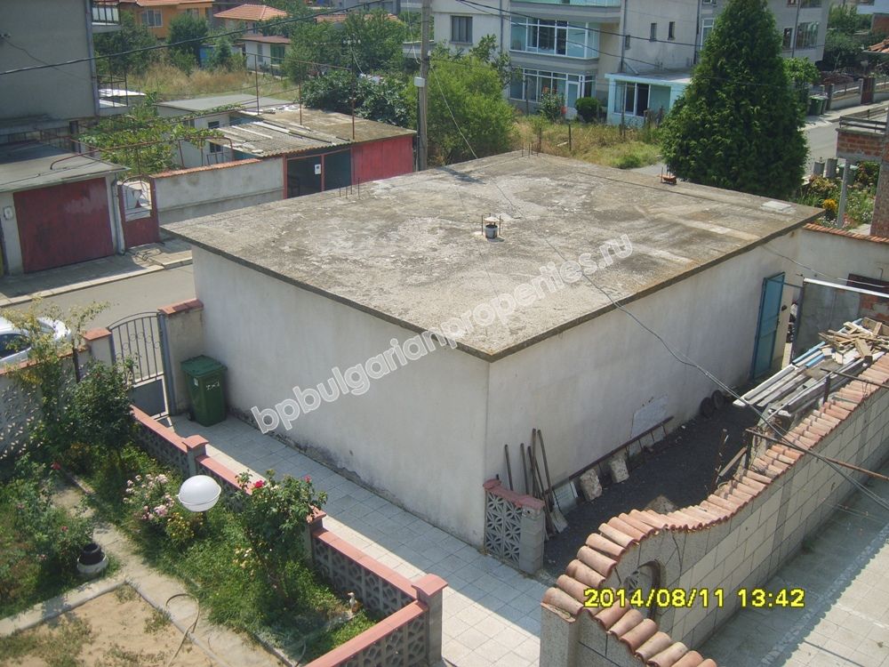 Трехэтажный обставленный дом на продажу в городе на берегу моря