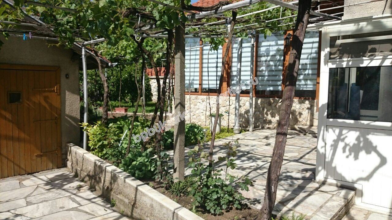 Двухэтажный городской дом для постоянного проживания в юго-восточной Болгарии Двухэтажный городской дом для постоянного проживания в юго-восточной Болгарии