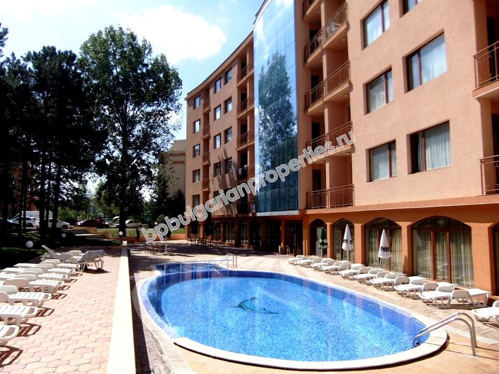 Меблированная двухкомнатная квартира на продажу в центре курорта Солнечный Берег