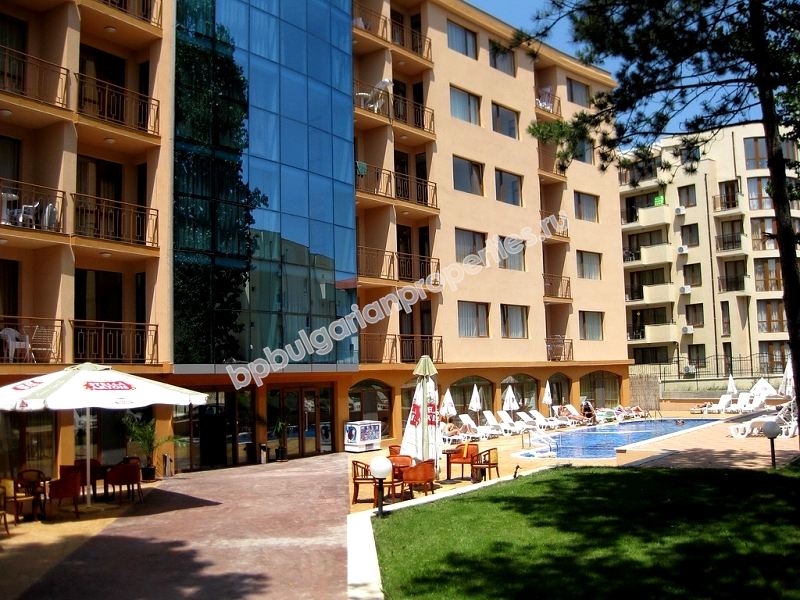 Меблированная двухкомнатная квартира на продажу в центре курорта Солнечный Берег