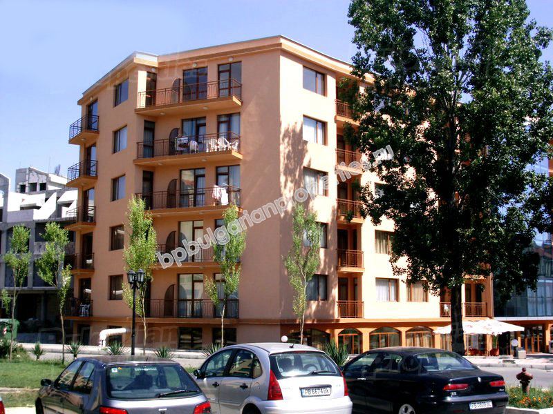 Меблированная двухкомнатная квартира на продажу в центре курорта Солнечный Берег