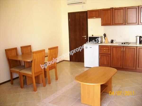 Меблированная двухкомнатная квартира на продажу в центре курорта Солнечный Берег