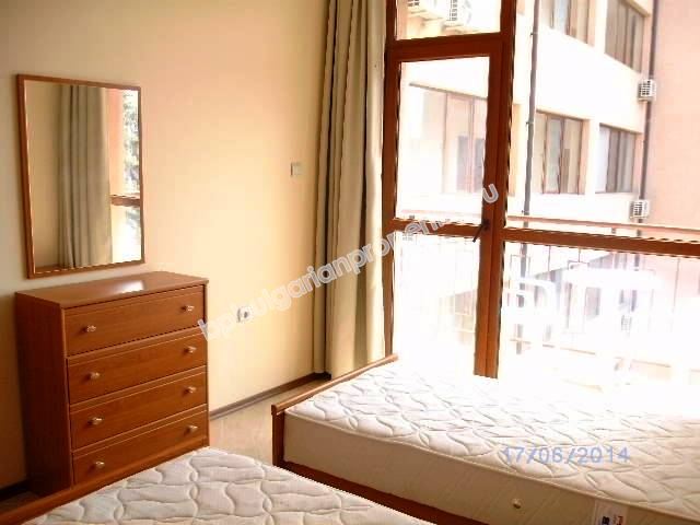 Меблированная двухкомнатная квартира на продажу в центре курорта Солнечный Берег