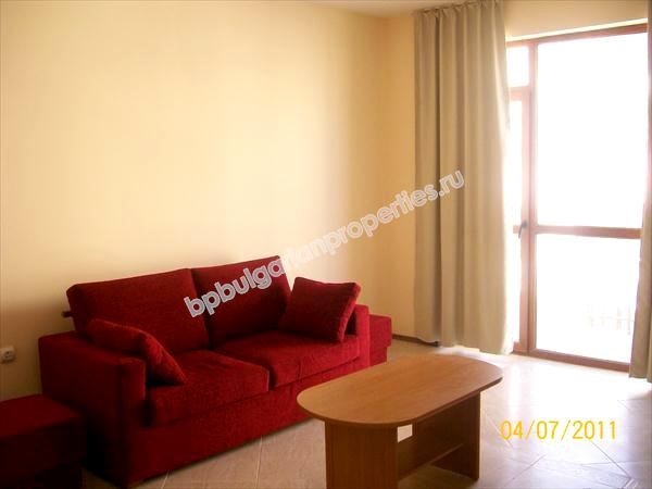 Меблированная двухкомнатная квартира на продажу в центре курорта Солнечный Берег