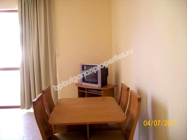 Меблированная двухкомнатная квартира на продажу в центре курорта Солнечный Берег