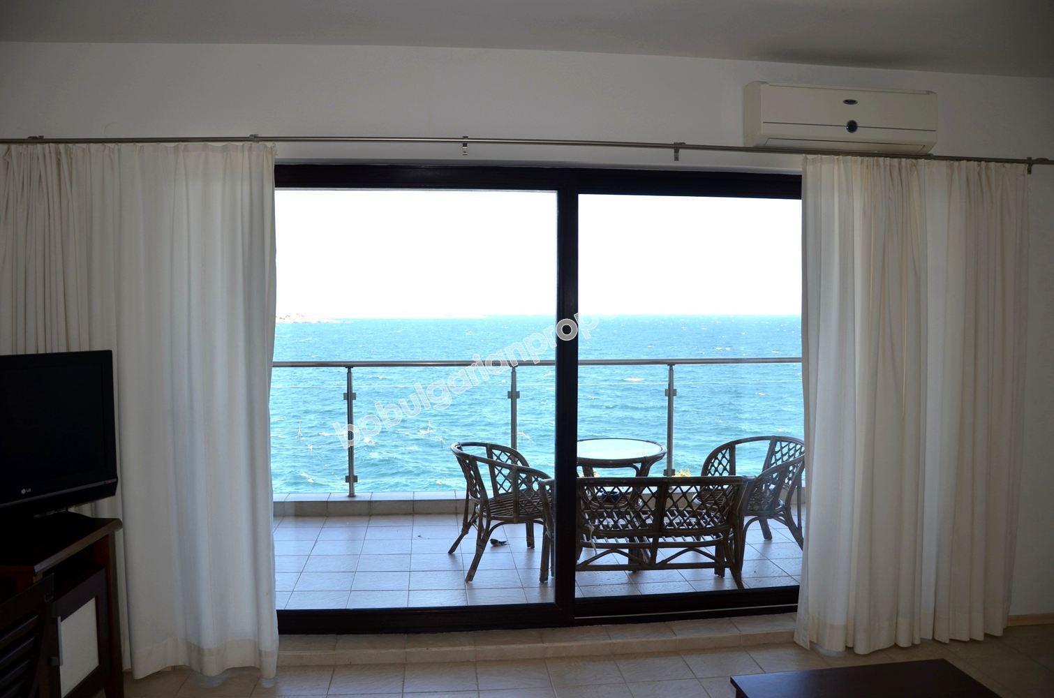 На продажу потрясающая двухкомнатная квартира с прямым видом на море в Созополе