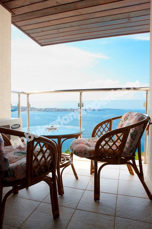 На продажу потрясающая двухкомнатная квартира с прямым видом на море в Созополе