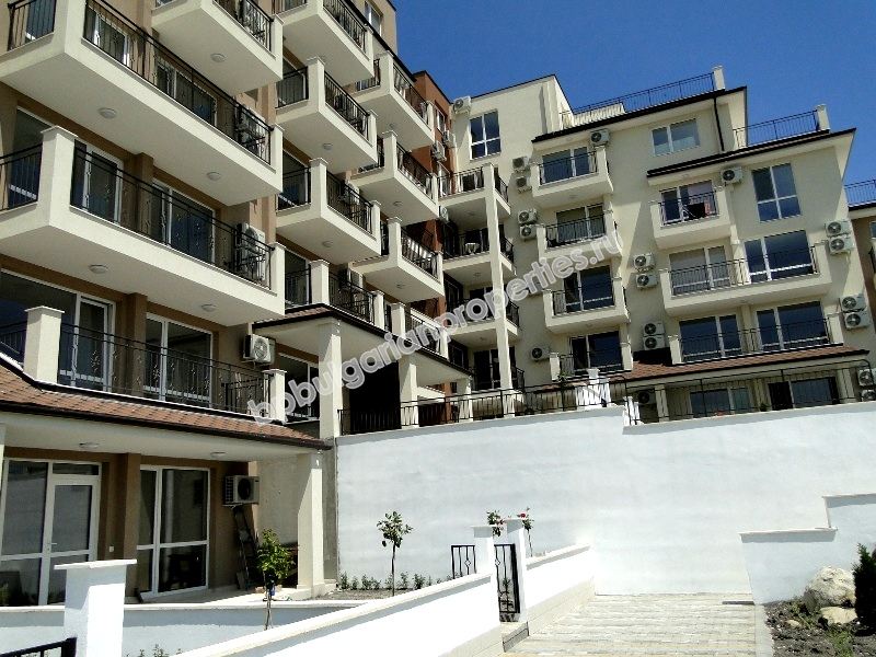 Новая меблированная студия на продажу близко к пляжу в курорте Бяла