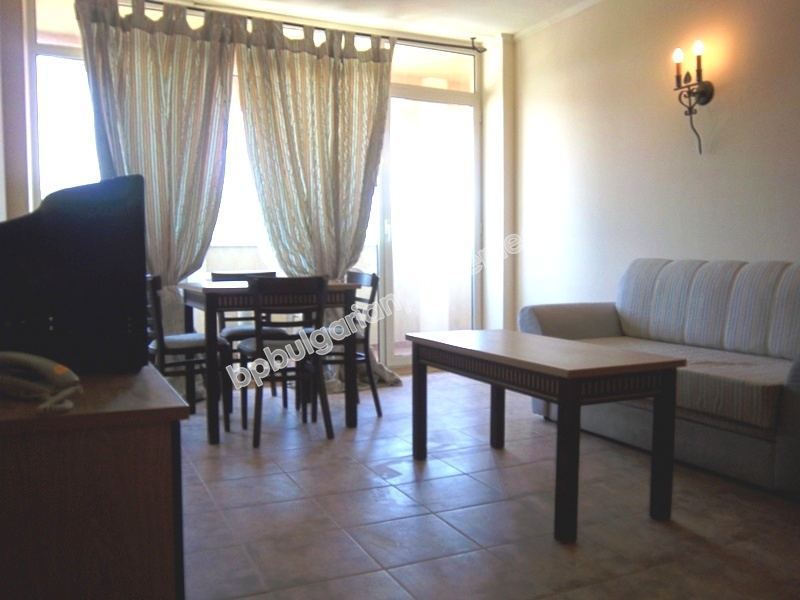 Роскошная двухкомнатная меблированная квартира на первой линии моря в курорте Елените Роскошная двухкомнатная меблированная квартира на первой линии моря в курорте Елените