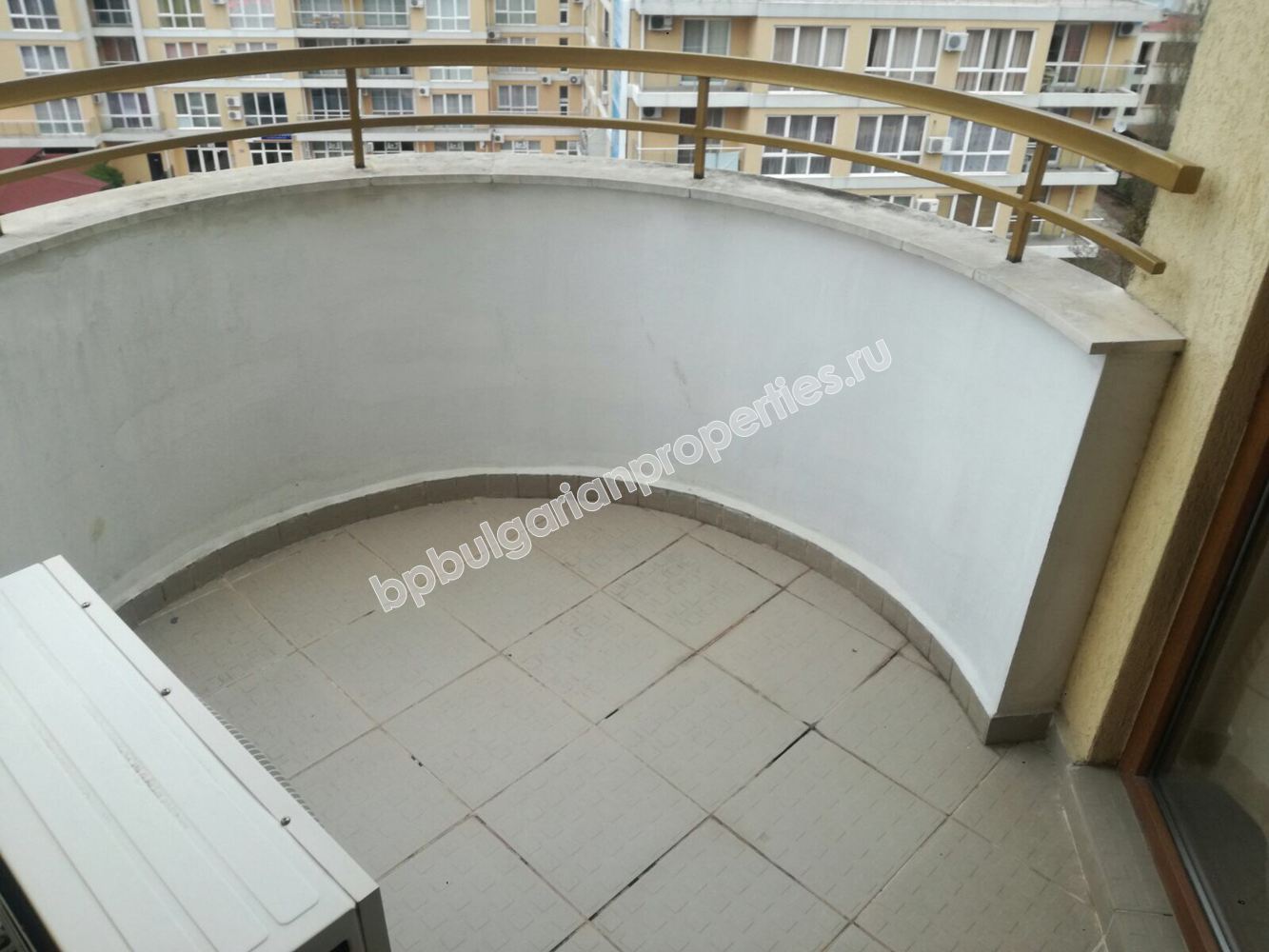 Большая меблированная двушка с низкой таксой обслуживания на продажу в курорте Солнечный Берег