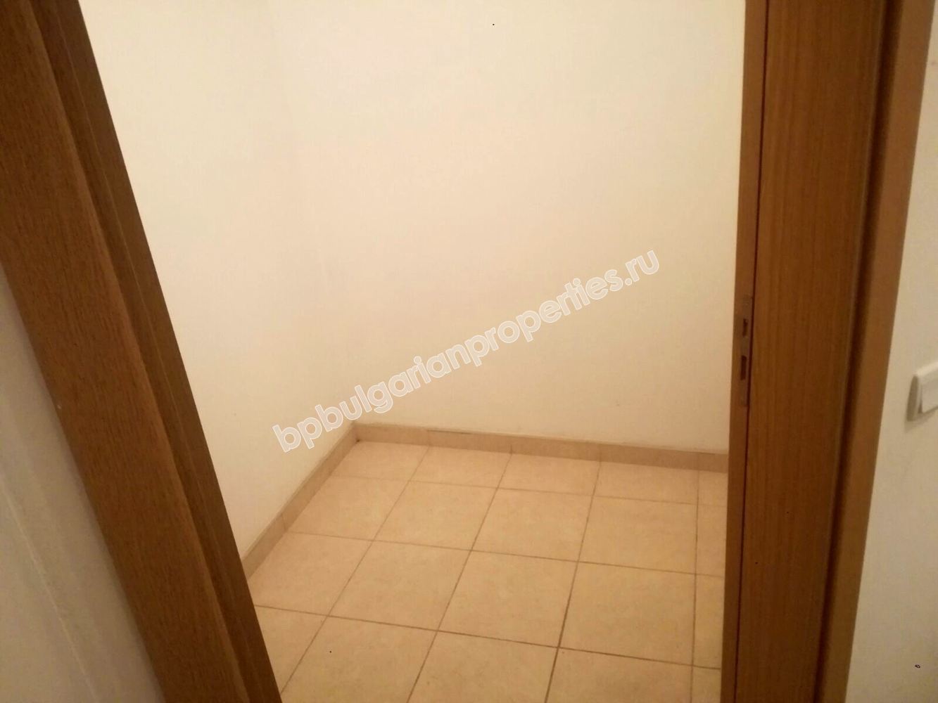 Большая меблированная двушка с низкой таксой обслуживания на продажу в курорте Солнечный Берег