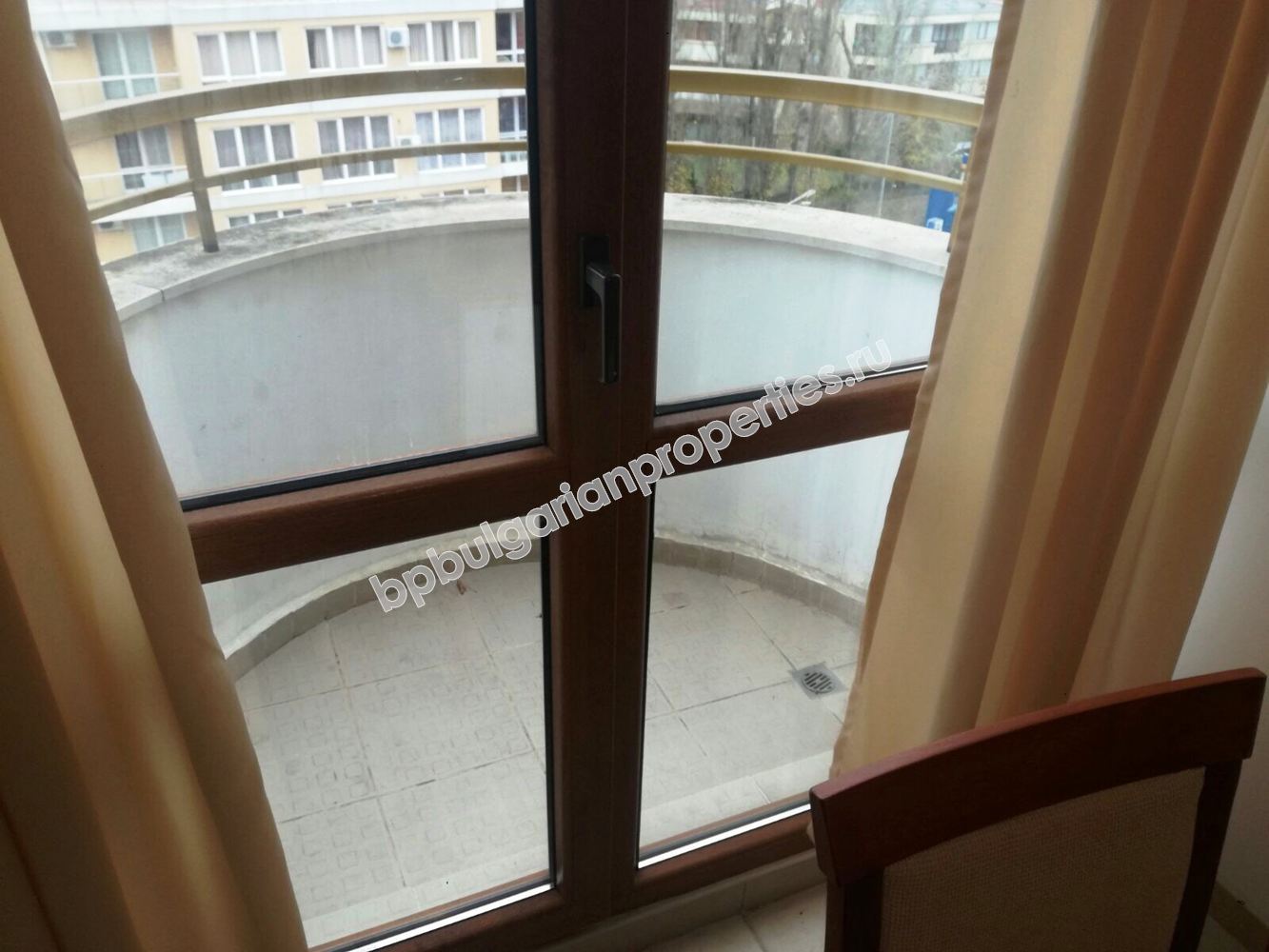 Большая меблированная двушка с низкой таксой обслуживания на продажу в курорте Солнечный Берег