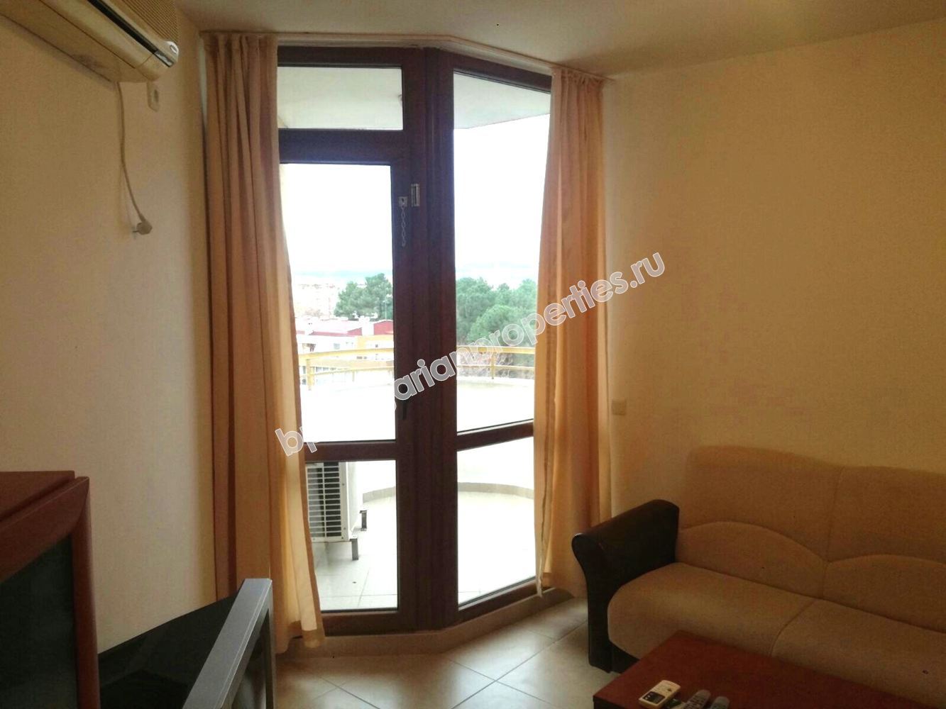 Большая меблированная двушка с низкой таксой обслуживания на продажу в курорте Солнечный Берег