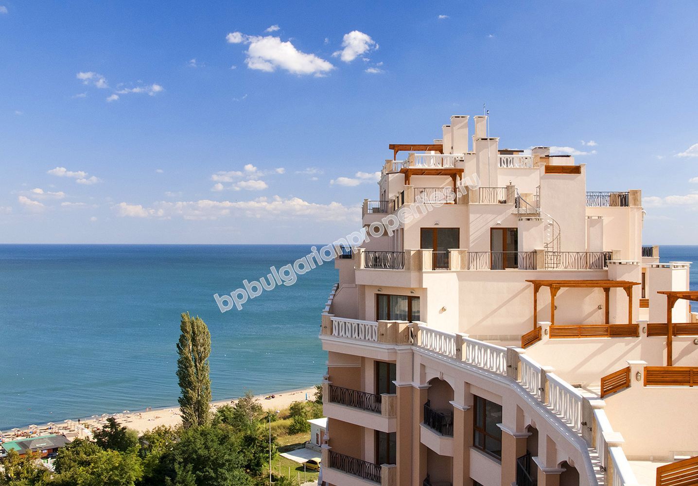 Роскошная двухкомнатная меблированная квартира на первой линии с видом на море недалеко от Варны Роскошная двухкомнатная меблированная квартира на первой линии с видом на море недалеко от Варны