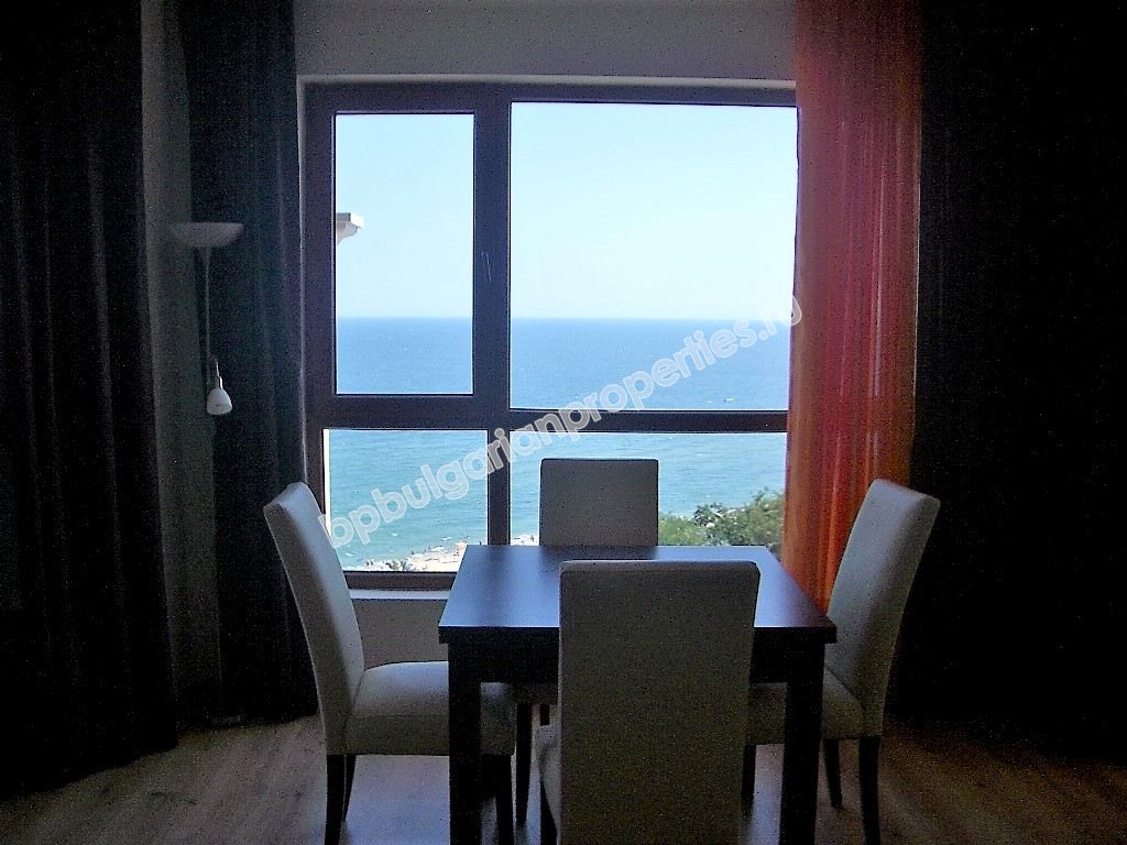 Роскошная двухкомнатная меблированная квартира на первой линии с видом на море недалеко от Варны Роскошная двухкомнатная меблированная квартира на первой линии с видом на море недалеко от Варны