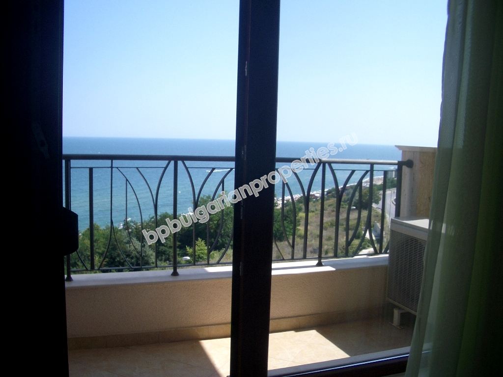 Роскошная двухкомнатная меблированная квартира на первой линии с видом на море недалеко от Варны Роскошная двухкомнатная меблированная квартира на первой линии с видом на море недалеко от Варны