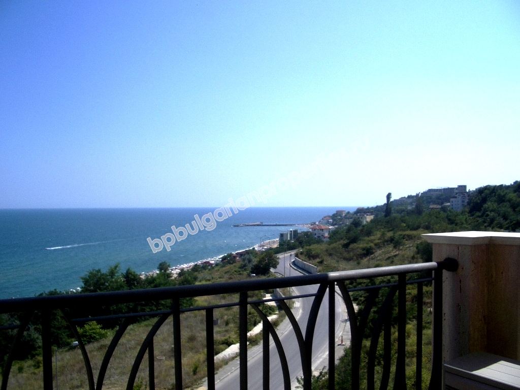 Роскошная двухкомнатная меблированная квартира на первой линии с видом на море недалеко от Варны Роскошная двухкомнатная меблированная квартира на первой линии с видом на море недалеко от Варны