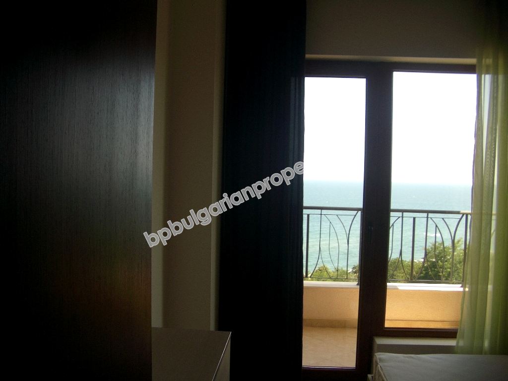 Роскошная двухкомнатная меблированная квартира на первой линии с видом на море недалеко от Варны Роскошная двухкомнатная меблированная квартира на первой линии с видом на море недалеко от Варны