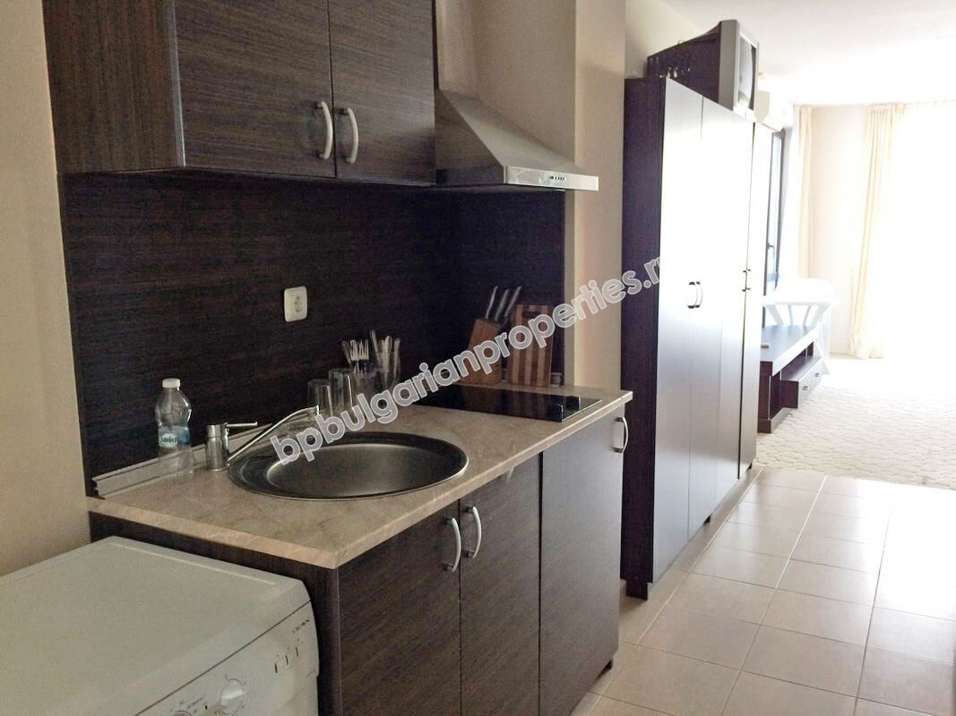 Просторная меблированная студия близко к морю на продажу в курорте Солнечный Берег