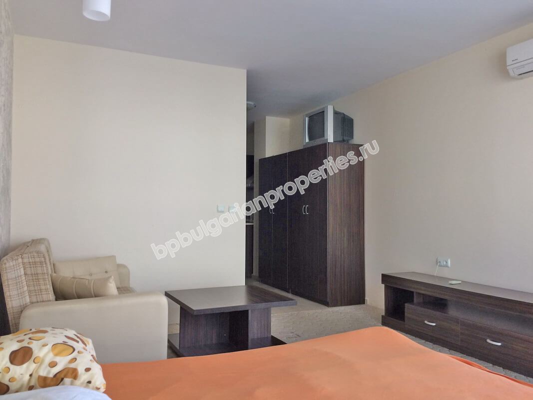 Просторная меблированная студия близко к морю на продажу в курорте Солнечный Берег