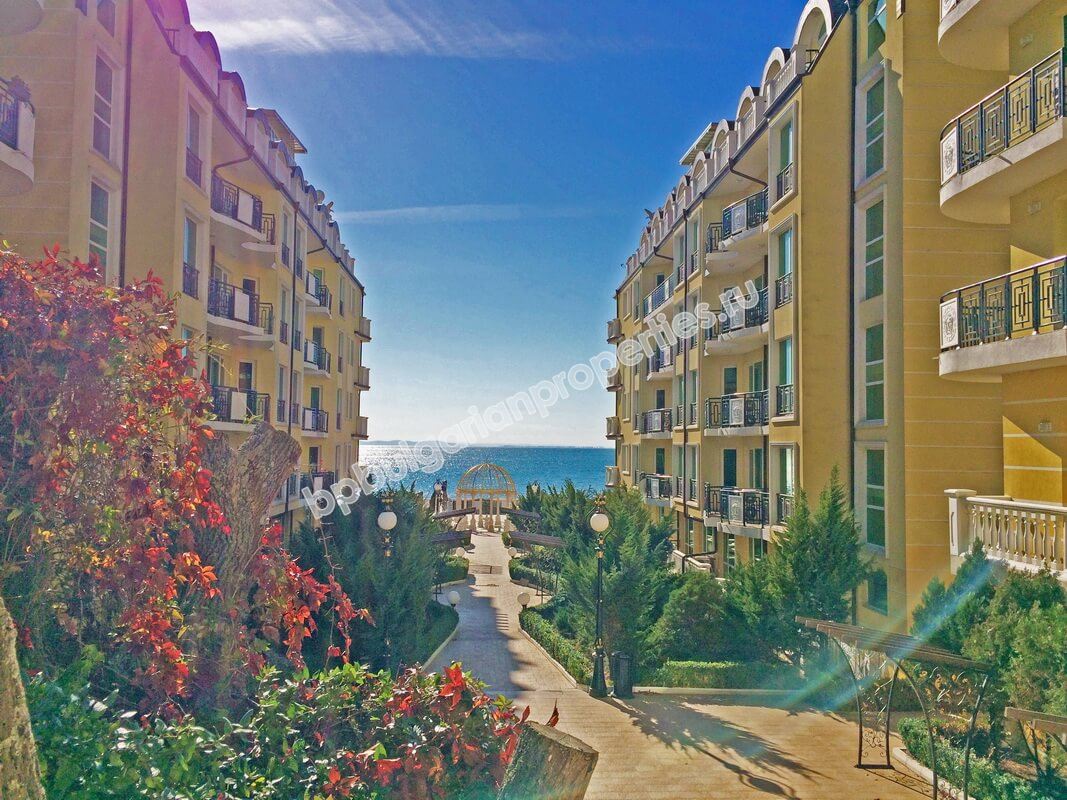 Шикарная двухкомнатная квартира на продажу на первой линии моря в курорте Елените