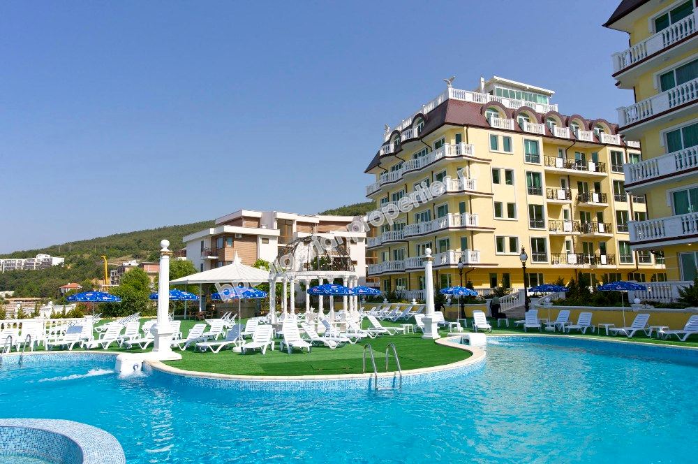 Шикарная двухкомнатная квартира на продажу на первой линии моря в курорте Елените