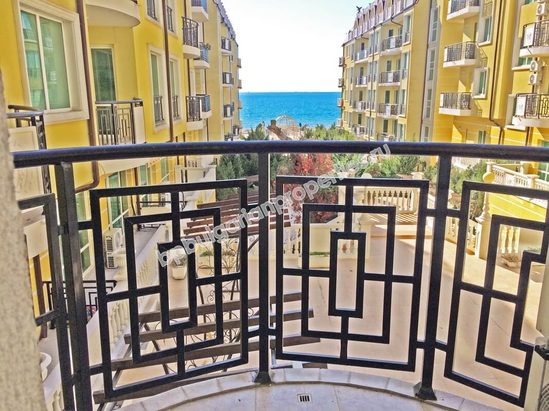 Шикарная двухкомнатная квартира на продажу на первой линии моря в курорте Елените