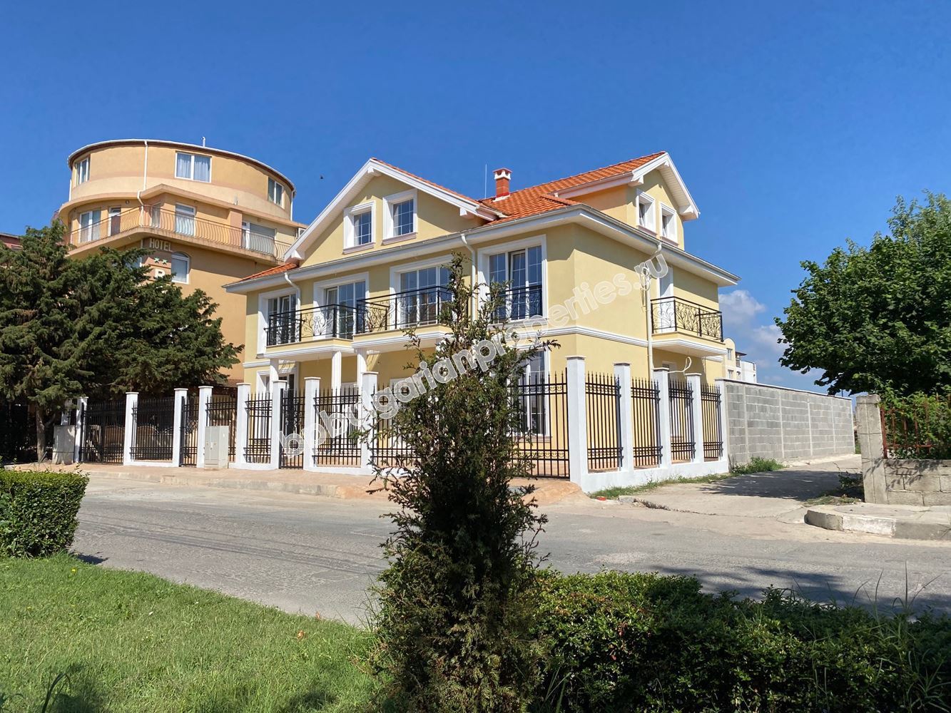 Трехэтажная вилла для двух семей близко от моря, Равда Трехэтажная вилла для двух семей близко от моря, Равда