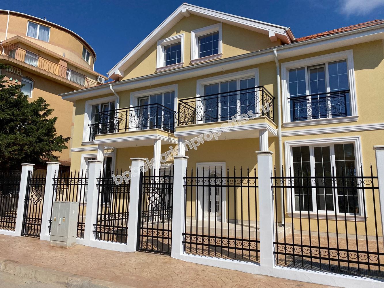 Трехэтажная вилла для двух семей близко от моря, Равда Трехэтажная вилла для двух семей близко от моря, Равда