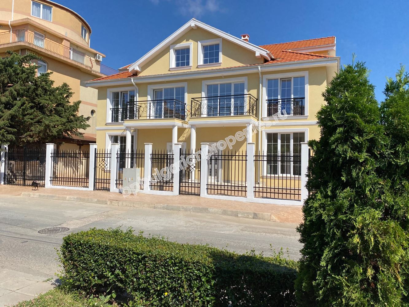 Трехэтажная вилла для двух семей близко от моря, Равда Трехэтажная вилла для двух семей близко от моря, Равда